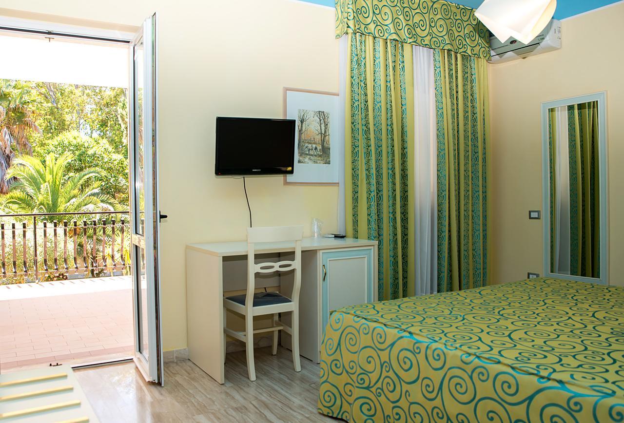 Hotel Villa Aurora Latina Exteriör bild